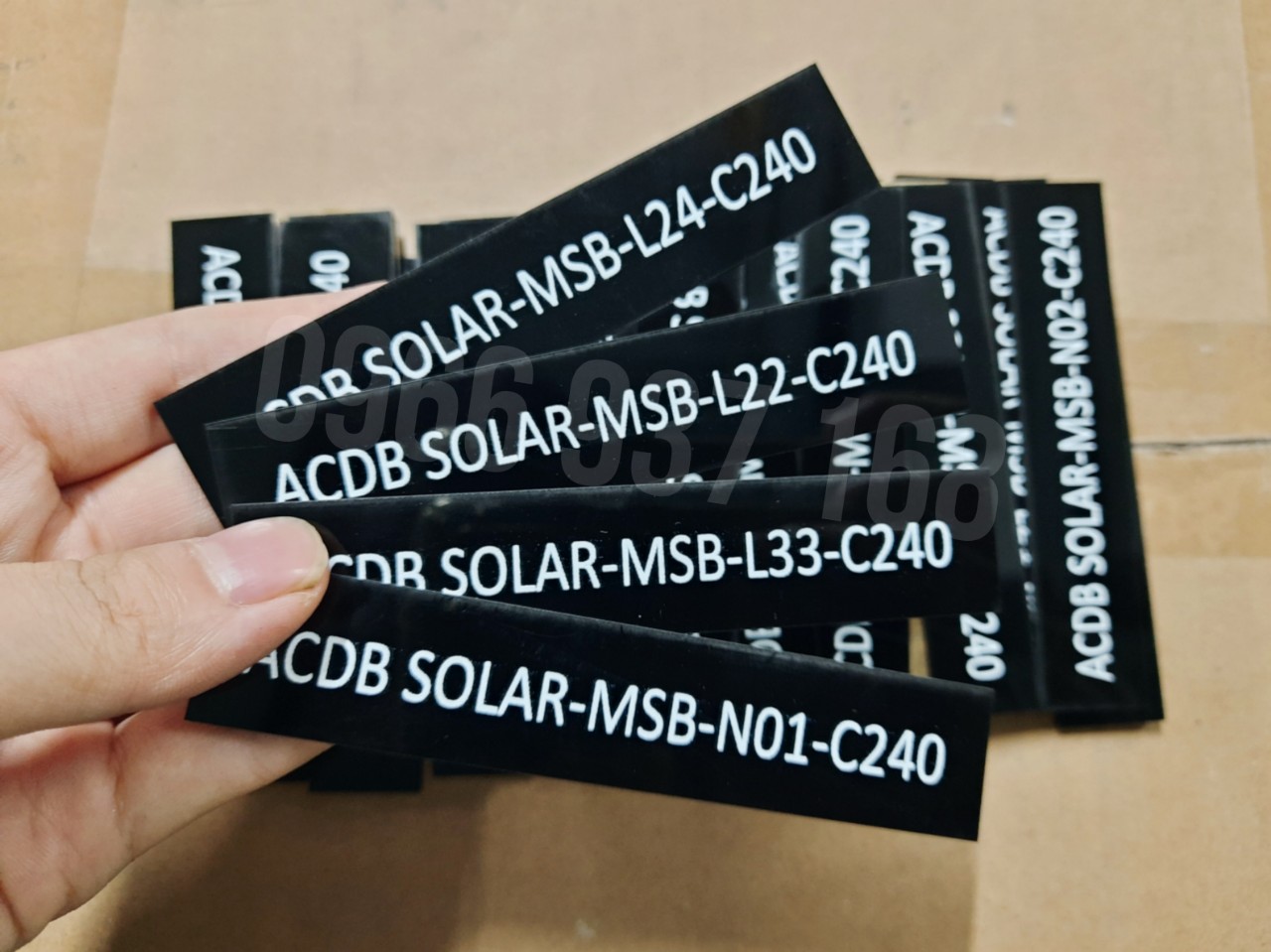 In UV, thẻ MICA dán tủ bảng điện 